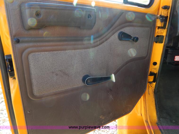 image for item H3804 2000 International 4900 truck cab and chassis