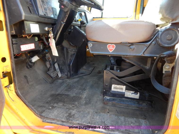 image for item H3804 2000 International 4900 truck cab and chassis