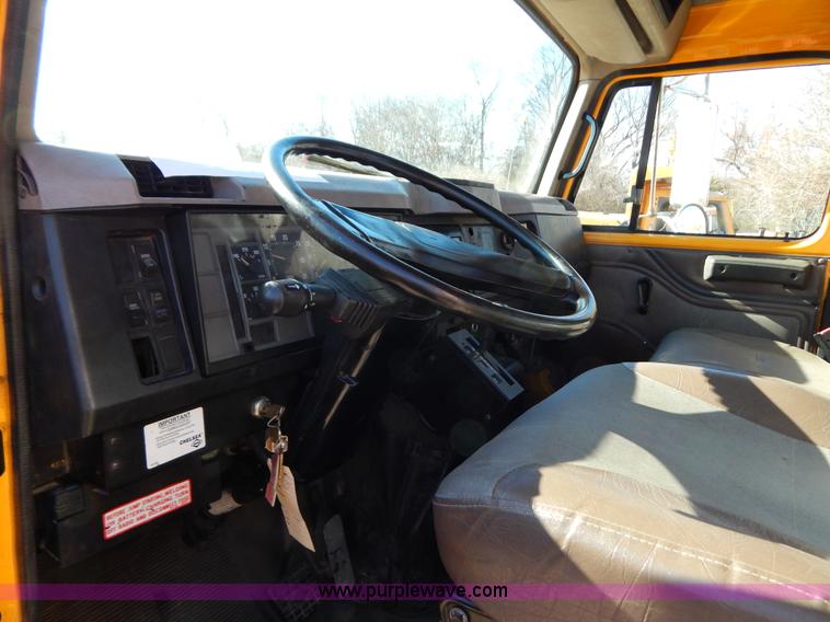 image for item H3804 2000 International 4900 truck cab and chassis