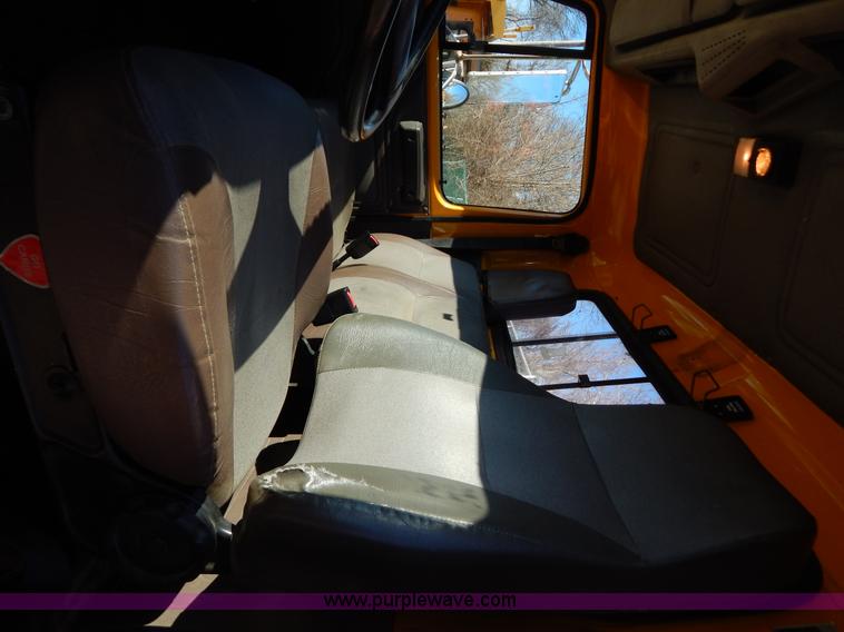 image for item H3804 2000 International 4900 truck cab and chassis