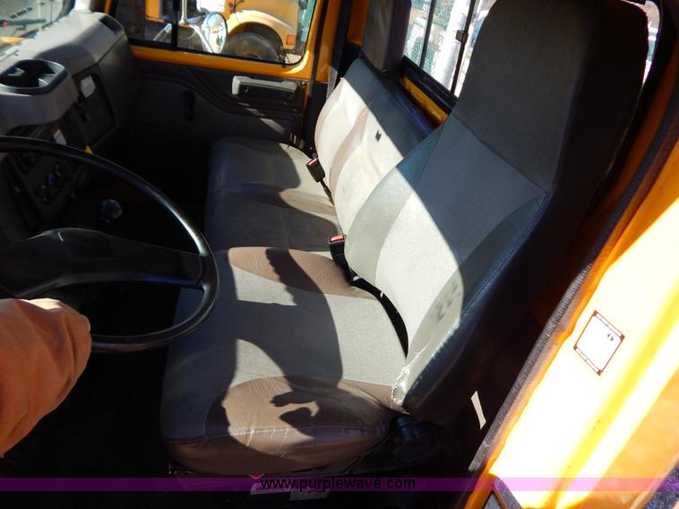 image for item H3804 2000 International 4900 truck cab and chassis