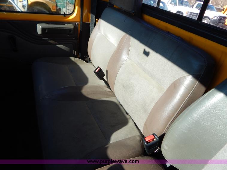 image for item H3804 2000 International 4900 truck cab and chassis