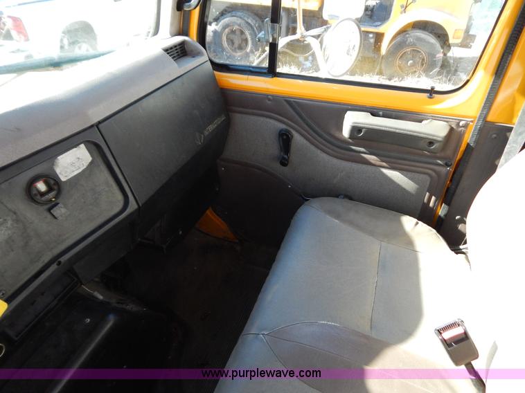 image for item H3804 2000 International 4900 truck cab and chassis