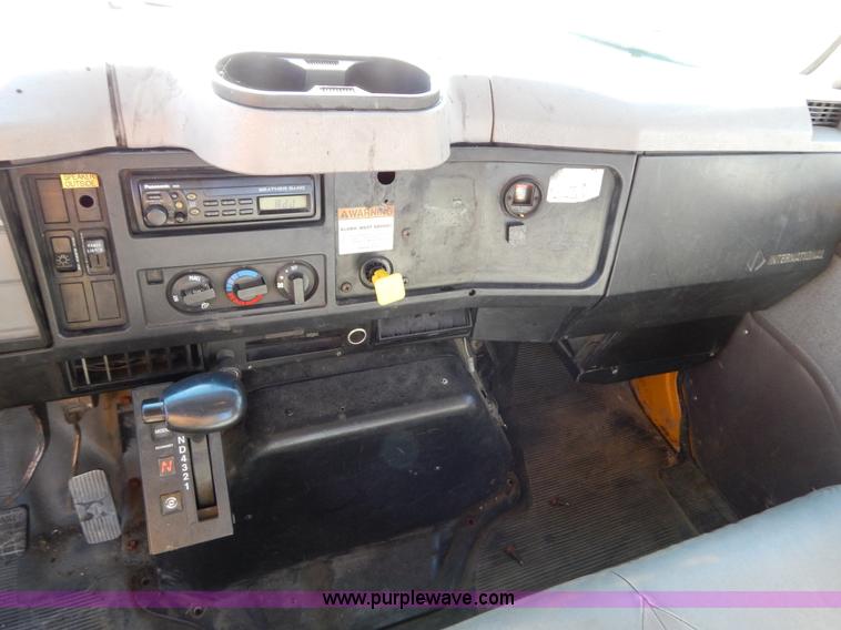 image for item H3804 2000 International 4900 truck cab and chassis