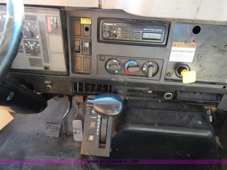 image for item H3804 2000 International 4900 truck cab and chassis