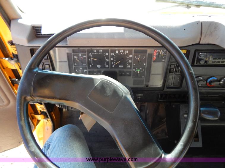 image for item H3804 2000 International 4900 truck cab and chassis