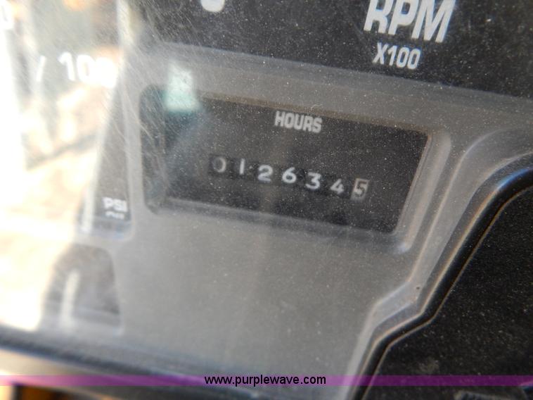 image for item H3804 2000 International 4900 truck cab and chassis