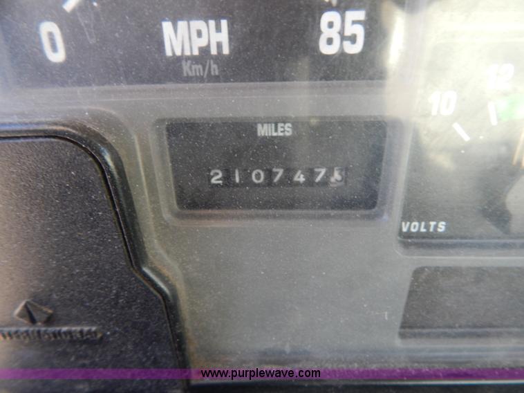 image for item H3804 2000 International 4900 truck cab and chassis