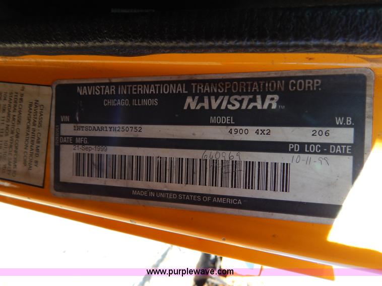 image for item H3804 2000 International 4900 truck cab and chassis