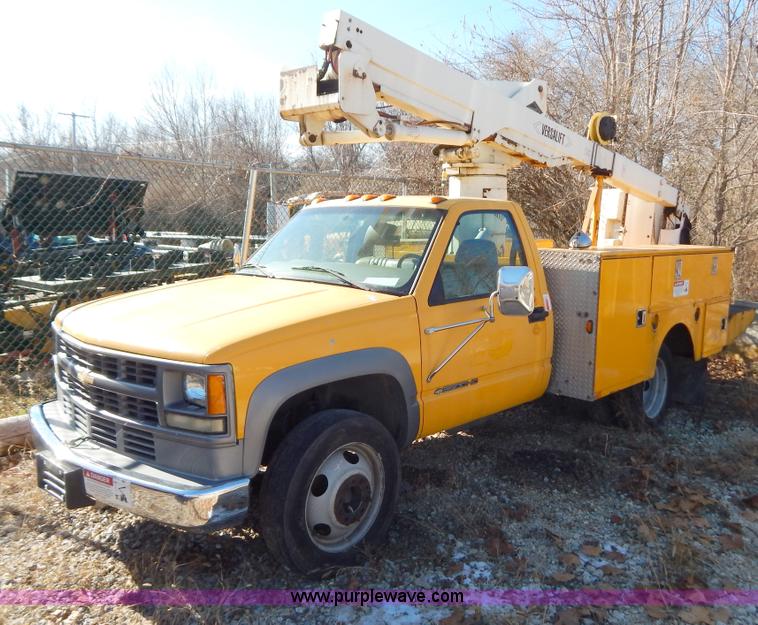 image for item H3805 2001 Chevrolet Silverado 3500HD boom truck
