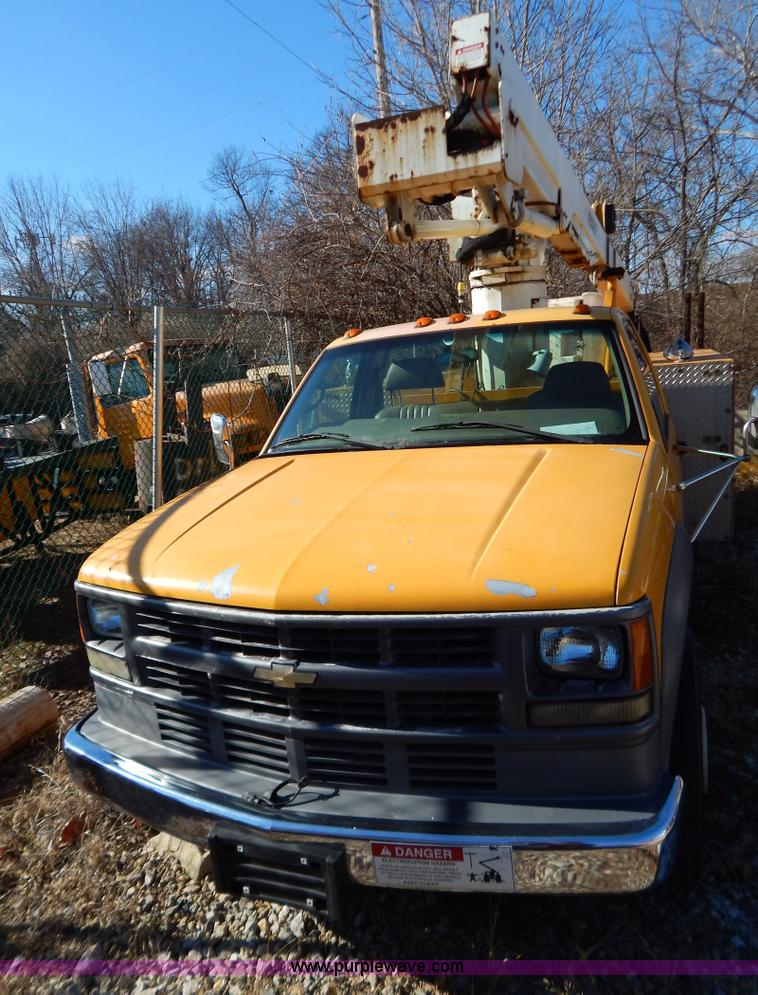 image for item H3805 2001 Chevrolet Silverado 3500HD boom truck