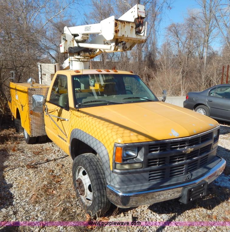 image for item H3805 2001 Chevrolet Silverado 3500HD boom truck