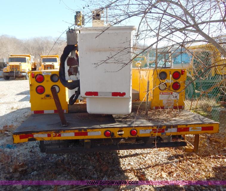 image for item H3805 2001 Chevrolet Silverado 3500HD boom truck