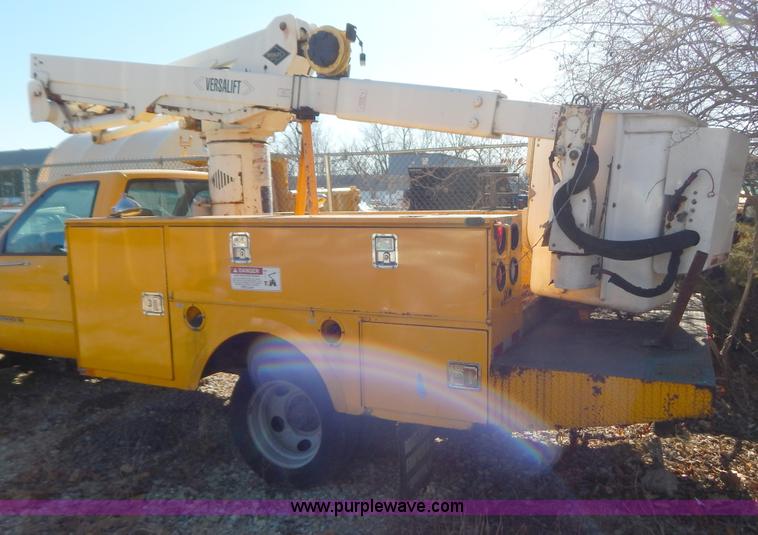 image for item H3805 2001 Chevrolet Silverado 3500HD boom truck