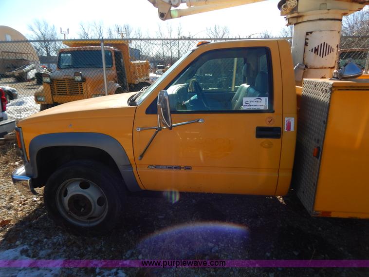 image for item H3805 2001 Chevrolet Silverado 3500HD boom truck