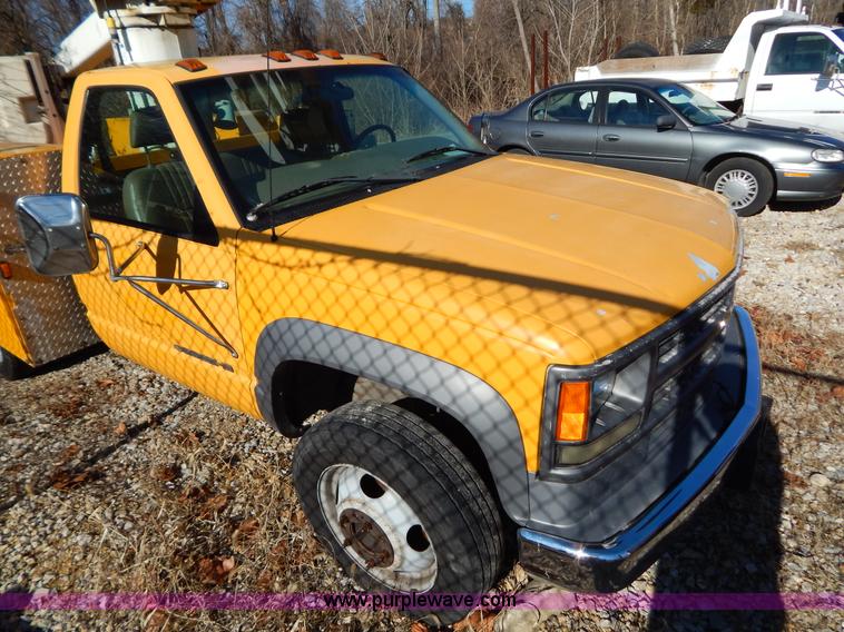 image for item H3805 2001 Chevrolet Silverado 3500HD boom truck