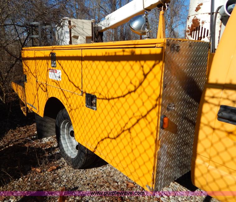 image for item H3805 2001 Chevrolet Silverado 3500HD boom truck