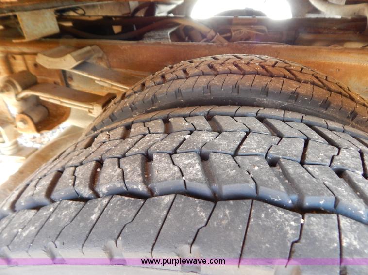 image for item H3805 2001 Chevrolet Silverado 3500HD boom truck