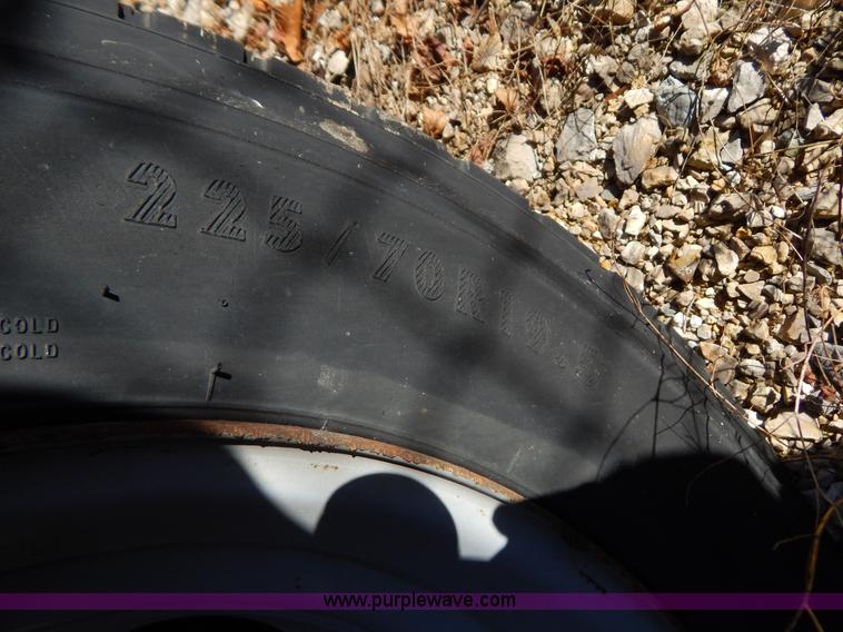 image for item H3805 2001 Chevrolet Silverado 3500HD boom truck