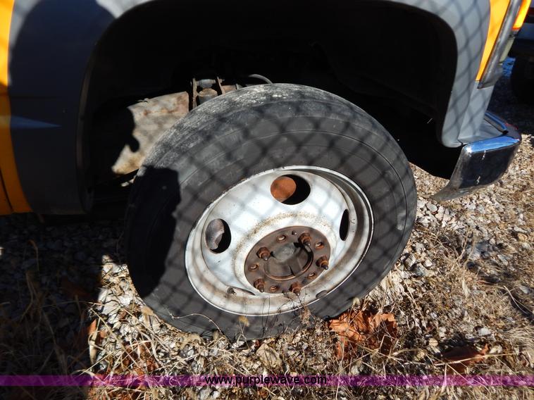 image for item H3805 2001 Chevrolet Silverado 3500HD boom truck