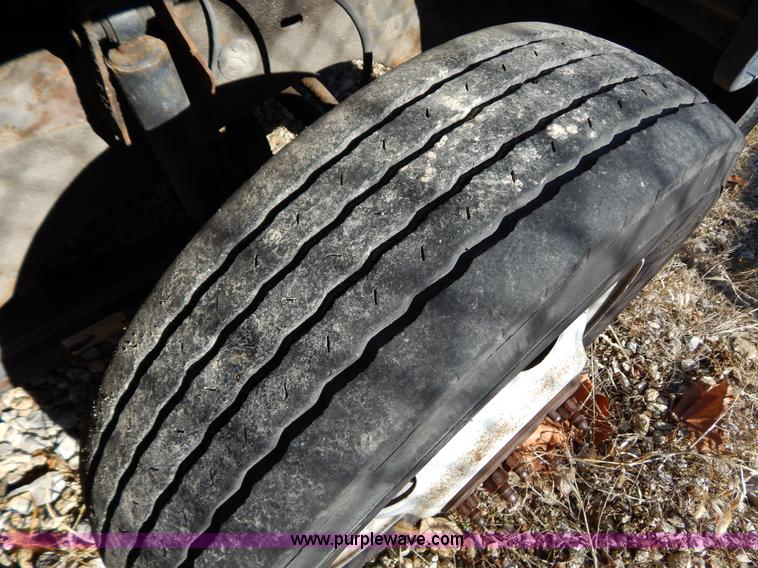 image for item H3805 2001 Chevrolet Silverado 3500HD boom truck