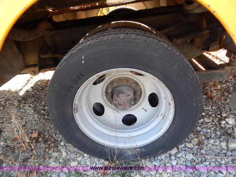 image for item H3805 2001 Chevrolet Silverado 3500HD boom truck