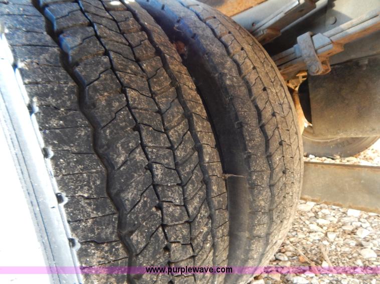 image for item H3805 2001 Chevrolet Silverado 3500HD boom truck