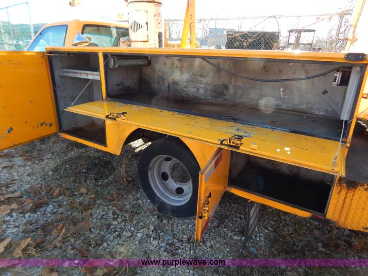 image for item H3805 2001 Chevrolet Silverado 3500HD boom truck