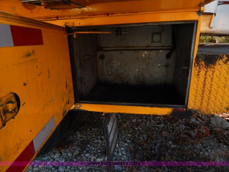 image for item H3805 2001 Chevrolet Silverado 3500HD boom truck