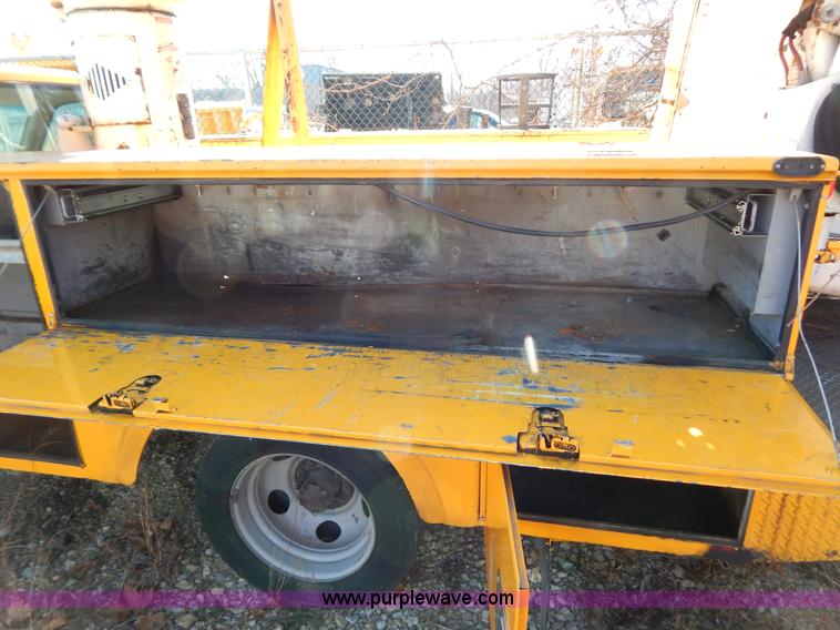 image for item H3805 2001 Chevrolet Silverado 3500HD boom truck