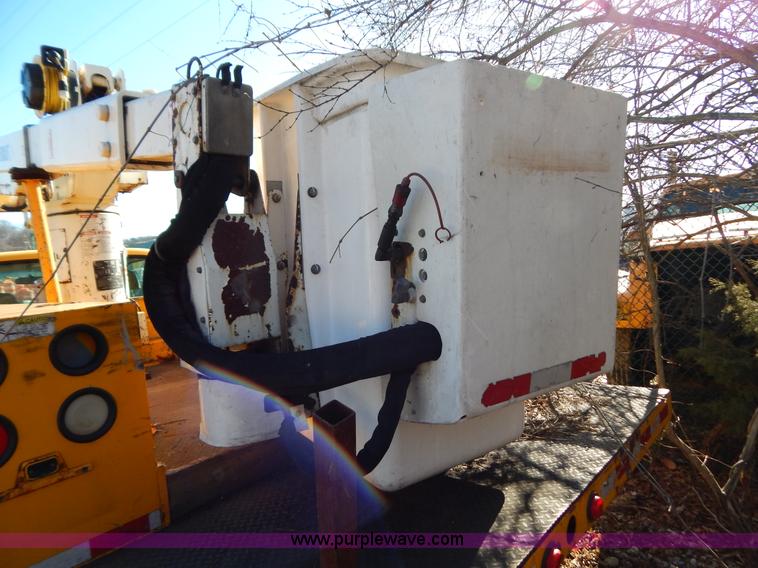 image for item H3805 2001 Chevrolet Silverado 3500HD boom truck