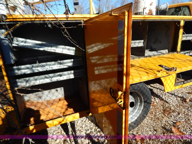 image for item H3805 2001 Chevrolet Silverado 3500HD boom truck