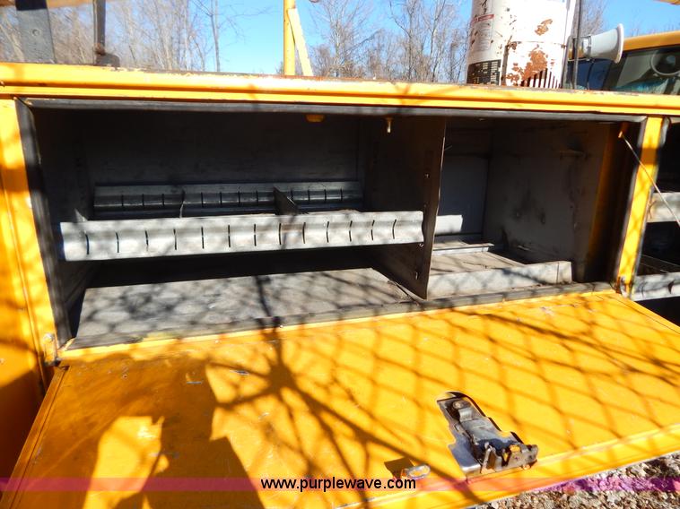 image for item H3805 2001 Chevrolet Silverado 3500HD boom truck