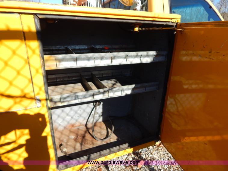 image for item H3805 2001 Chevrolet Silverado 3500HD boom truck