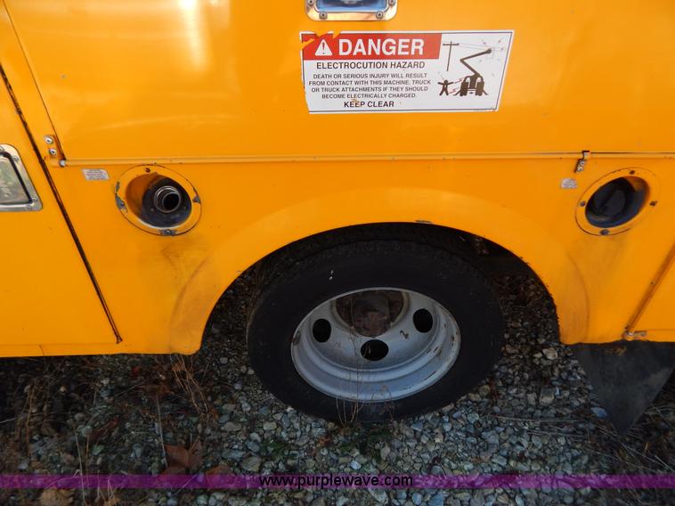 image for item H3805 2001 Chevrolet Silverado 3500HD boom truck