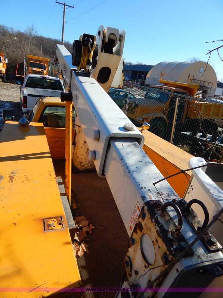 image for item H3805 2001 Chevrolet Silverado 3500HD boom truck