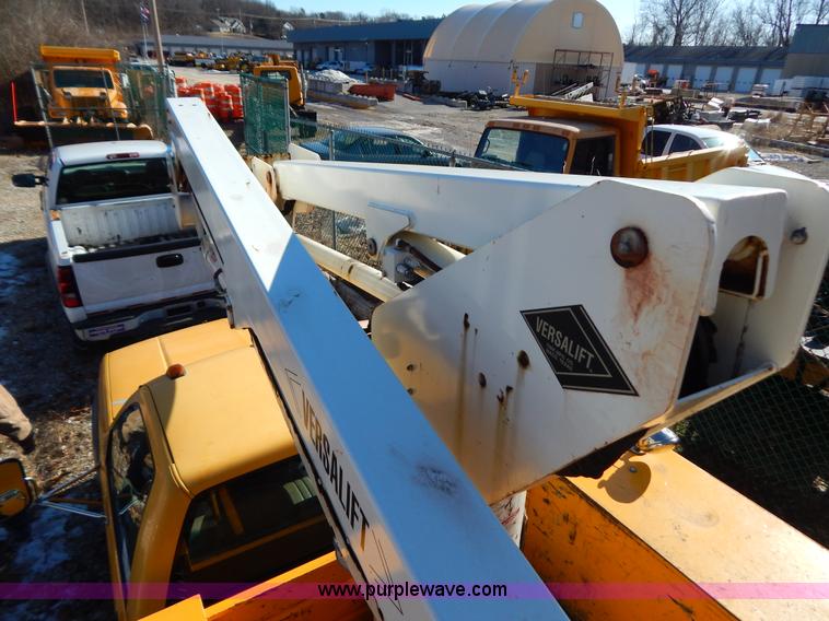 image for item H3805 2001 Chevrolet Silverado 3500HD boom truck