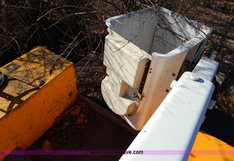 image for item H3805 2001 Chevrolet Silverado 3500HD boom truck