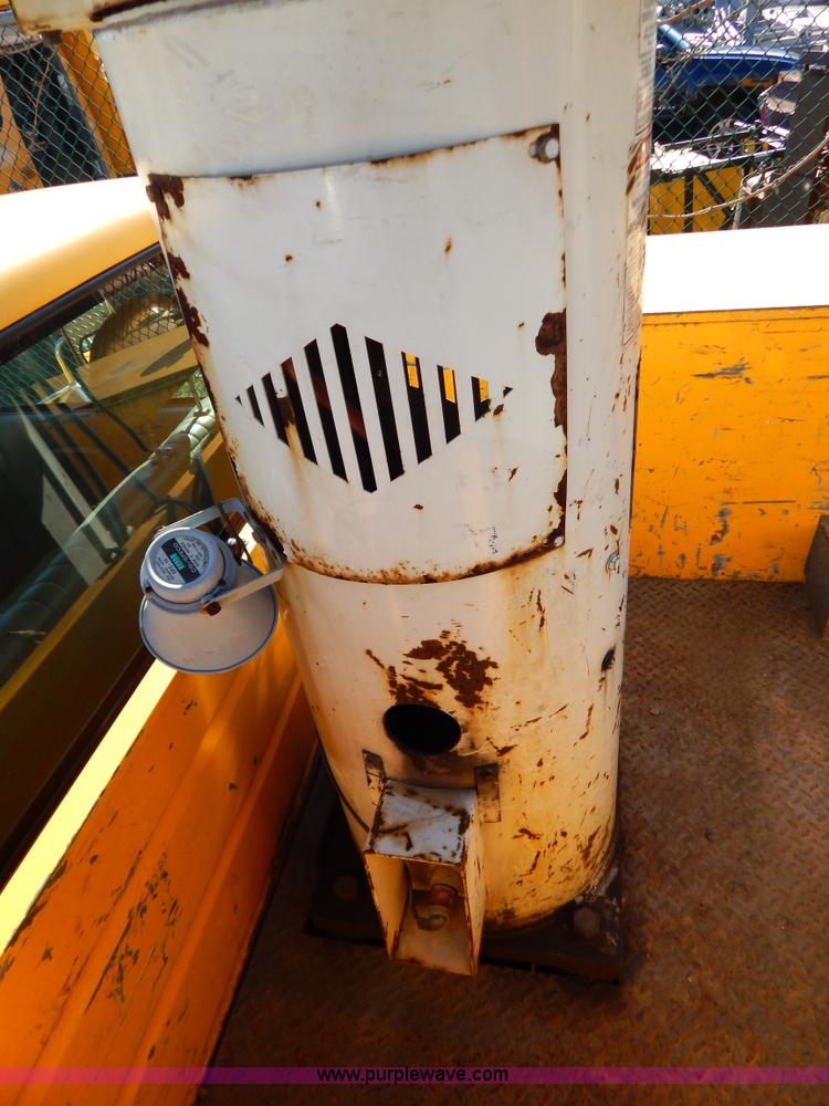 image for item H3805 2001 Chevrolet Silverado 3500HD boom truck