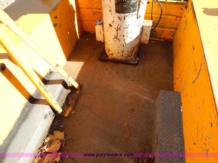 image for item H3805 2001 Chevrolet Silverado 3500HD boom truck