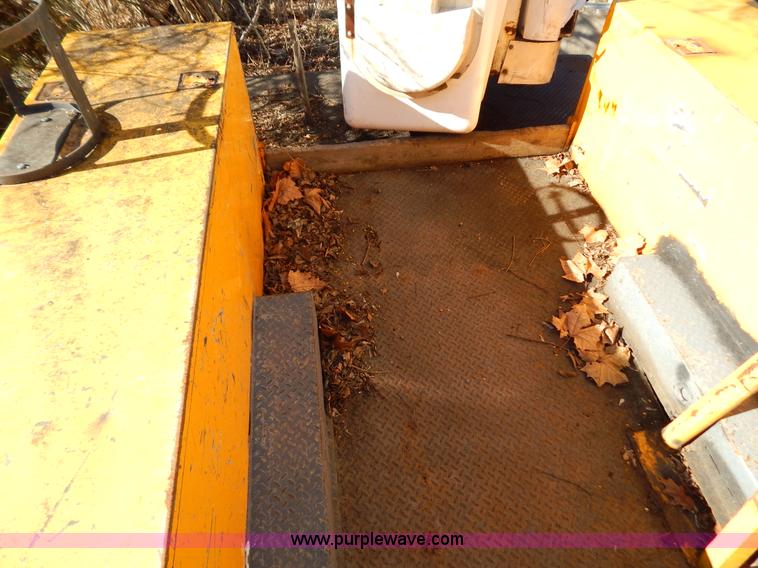 image for item H3805 2001 Chevrolet Silverado 3500HD boom truck