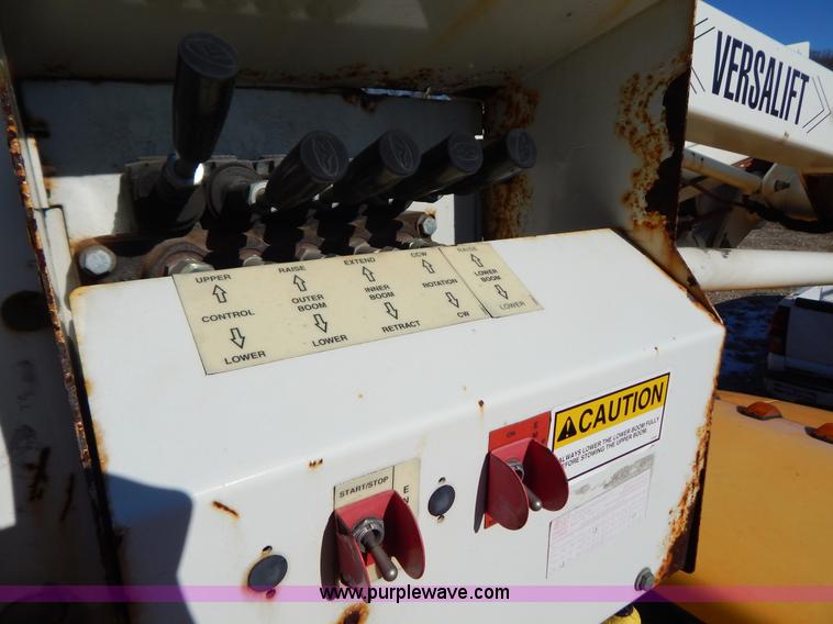 image for item H3805 2001 Chevrolet Silverado 3500HD boom truck