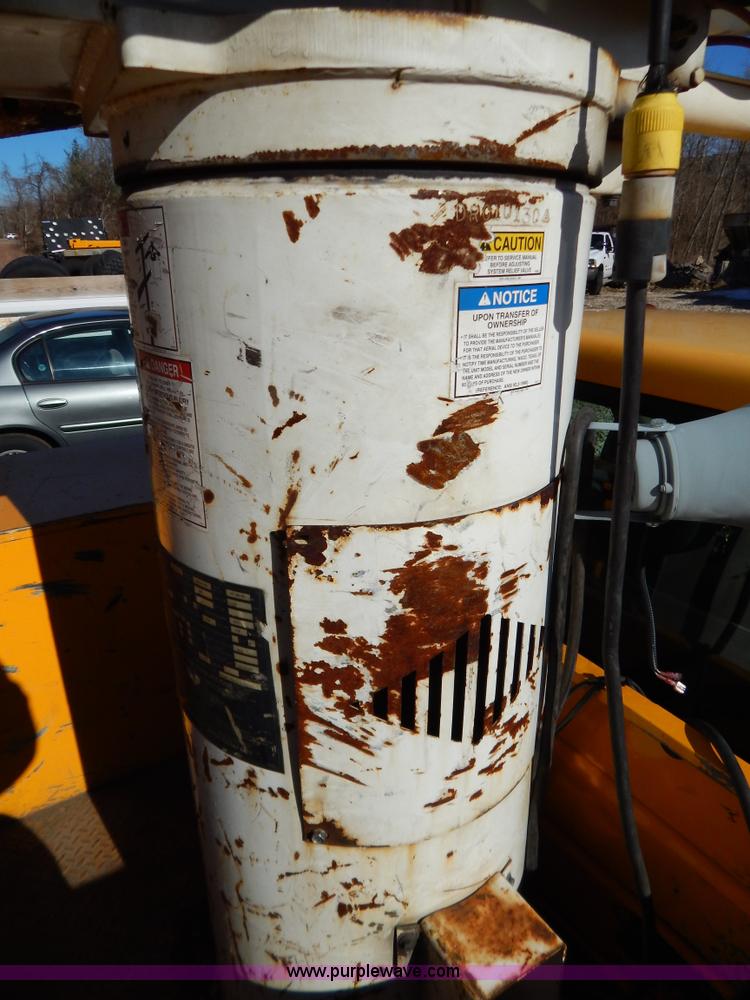 image for item H3805 2001 Chevrolet Silverado 3500HD boom truck