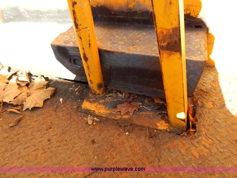 image for item H3805 2001 Chevrolet Silverado 3500HD boom truck