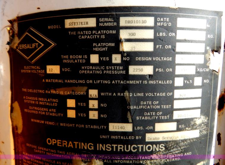 image for item H3805 2001 Chevrolet Silverado 3500HD boom truck