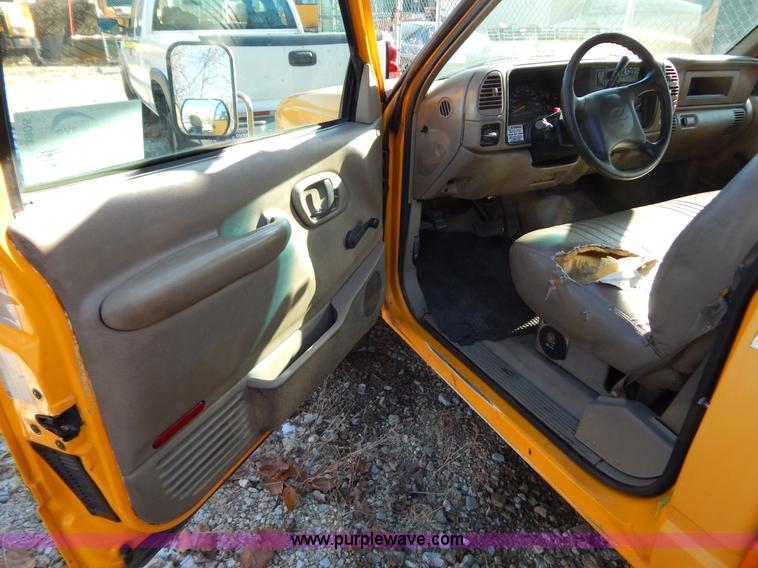 image for item H3805 2001 Chevrolet Silverado 3500HD boom truck