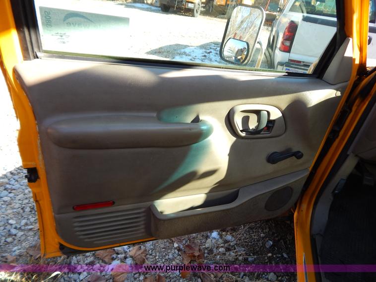 image for item H3805 2001 Chevrolet Silverado 3500HD boom truck