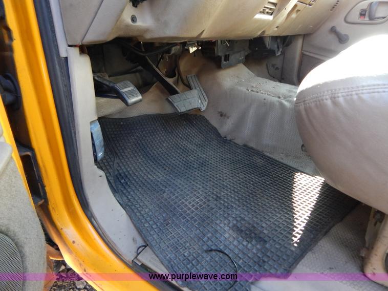 image for item H3805 2001 Chevrolet Silverado 3500HD boom truck