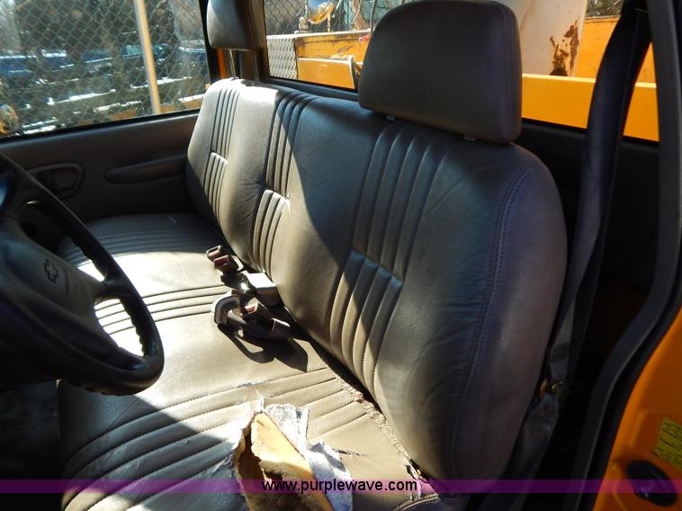 image for item H3805 2001 Chevrolet Silverado 3500HD boom truck