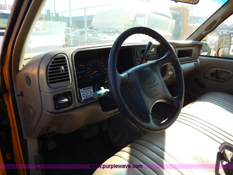 image for item H3805 2001 Chevrolet Silverado 3500HD boom truck